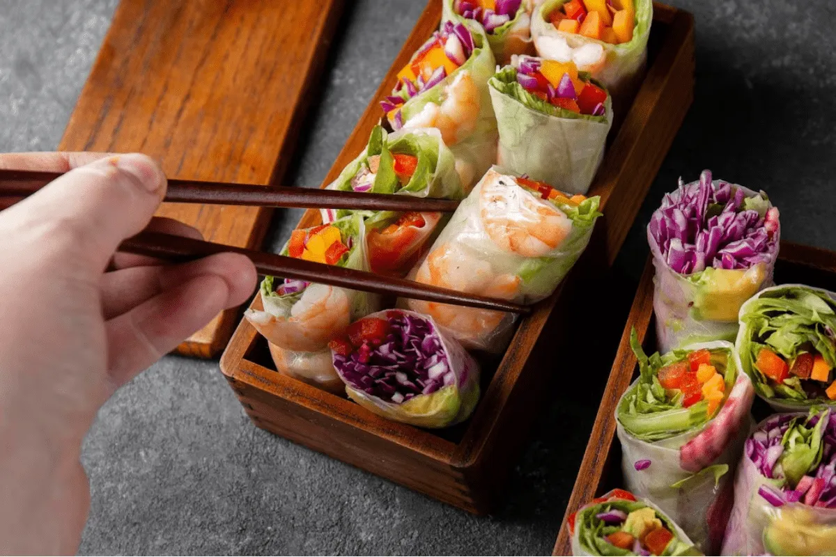 Desfrute da criatividade culinária do Sushi Burrito - Combinação única de sabores e texturas em receitas enroladas com deliciosos recheios e molhos.