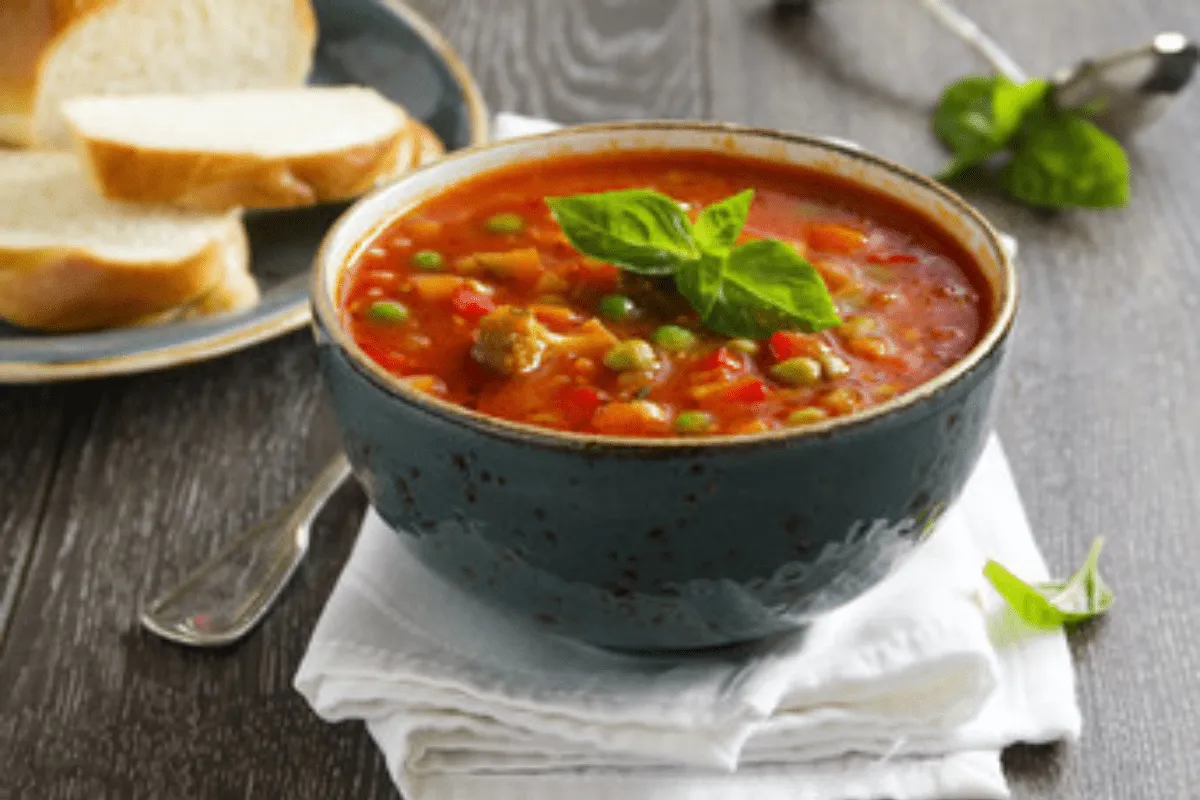 Descubra como preparar a autêntica Sopa Minestrone em casa, repleta dos sabores tradicionais da Toscana. Uma receita deliciosa e saudável ao seu alcance.