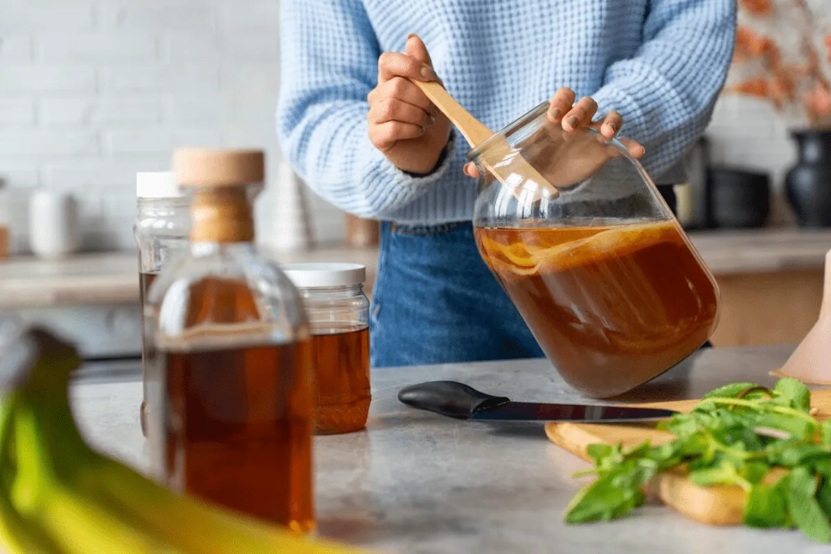 Descubra o Poder do Kombucha: Uma Bebida Fermentada Rica em Saúde e Sabor. Aprenda a Fazer em Casa e Desfrute de seus Benefícios Probióticos!