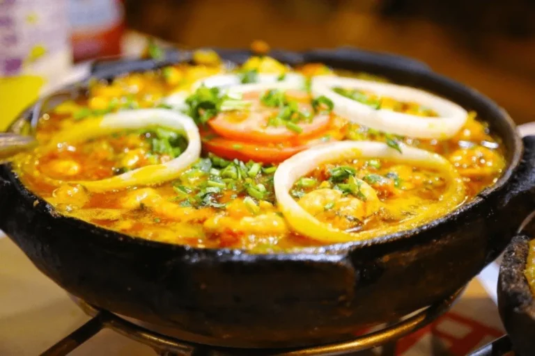 Explore o sabor autêntico do Nordeste através de 12 pratos tradicionais e suas histórias cativantes.