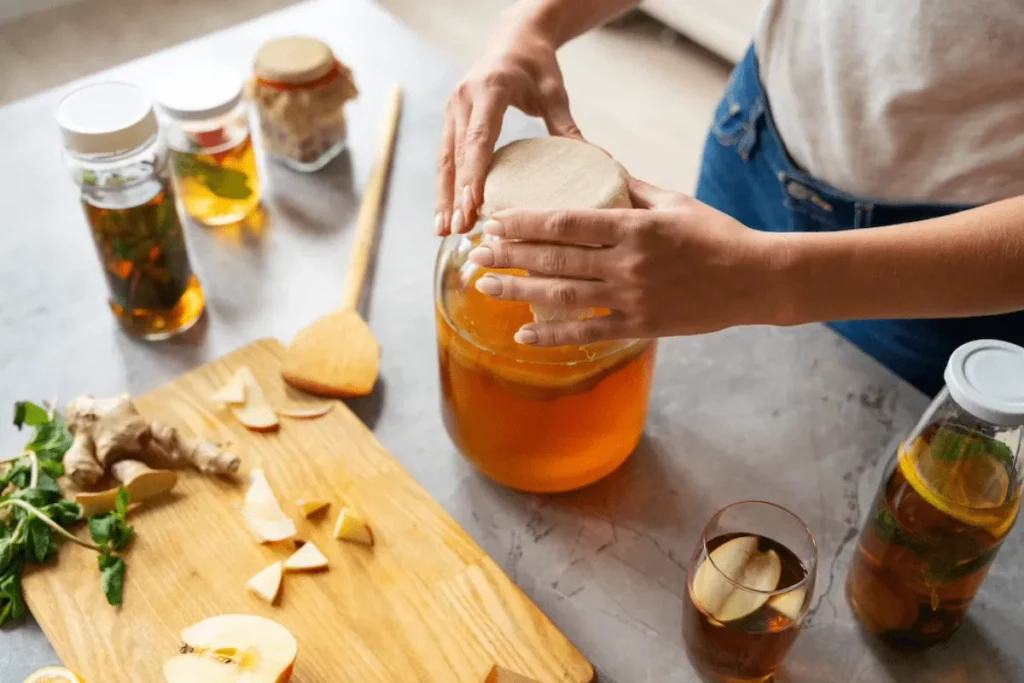 Kombucha: Uma Jornada Nutritiva de Saúde e Sabor. Aprenda a Fazer em Casa e Desfrute dos Benefícios Probióticos dessa Bebida Fermentada.