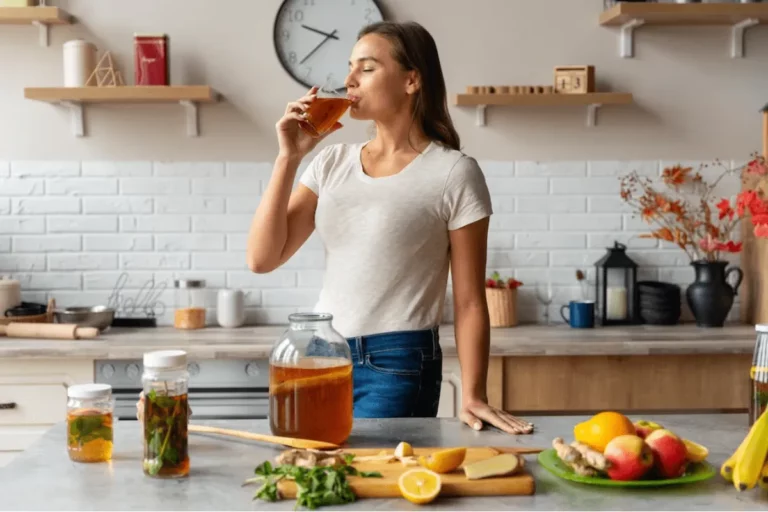 Kombucha: Uma Jornada Nutritiva de Sabor e Saúde. Aprenda a Fazer em Casa e Desfrute dos Benefícios Probióticos dessa Bebida Fermentada!