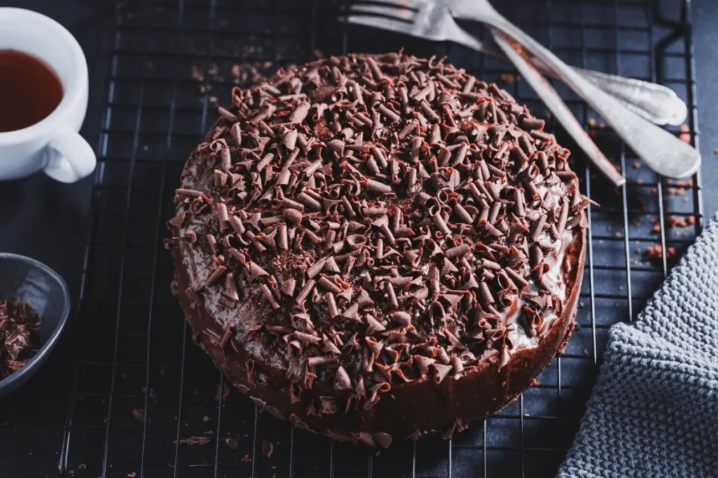 Delicie-se com a perfeita harmonia entre o intenso chocolate e o brigadeiro sedoso nesta imagem de um bolo que celebra a união irresistível de sabores.