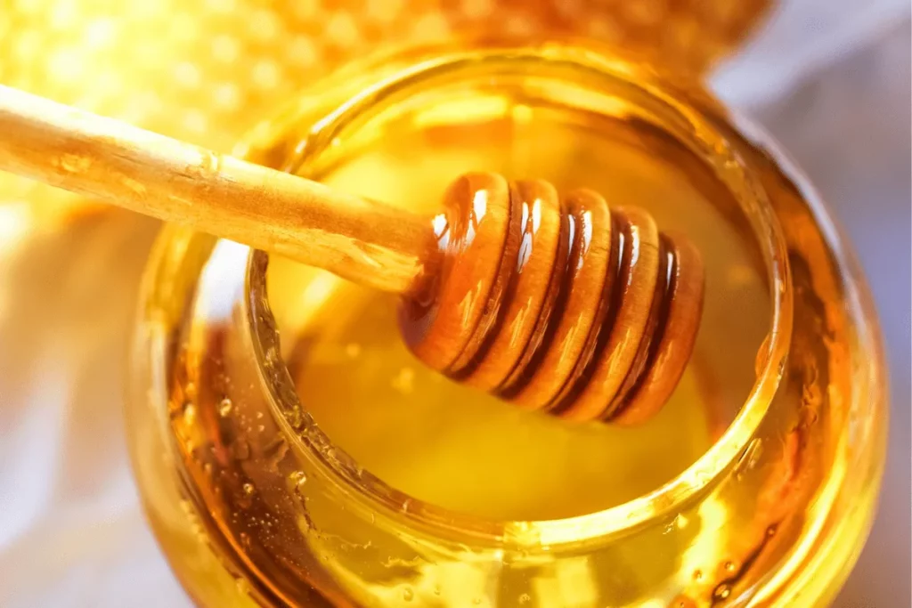 Mel sem Prazo de Validade: Doce mistério revelado - descubra por que o mel perdura na culinária.