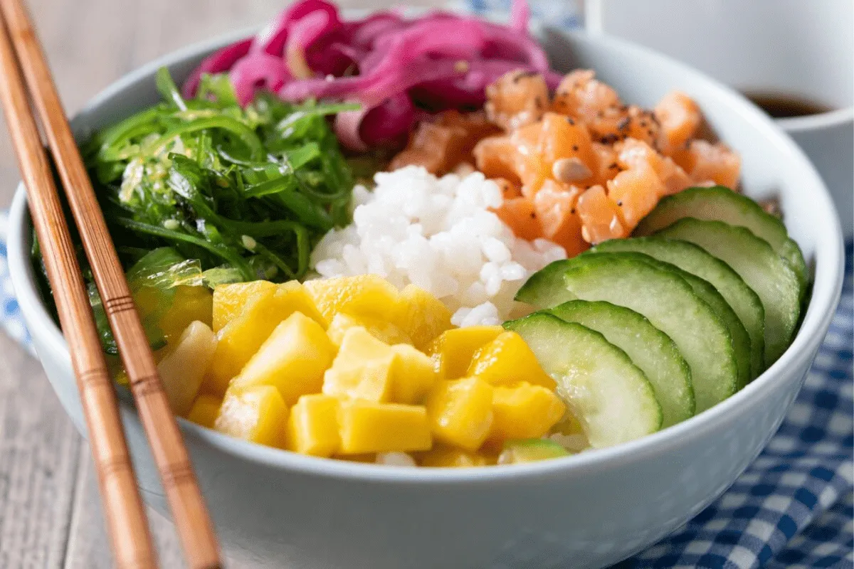 Uma visão apetitosa do Poke Bowl havaiano, repleto de cores e texturas vibrantes. Este prato equilibrado combina peixe fresco, arroz, legumes e molhos saborosos, promovendo uma experiência gastronômica irresistível
