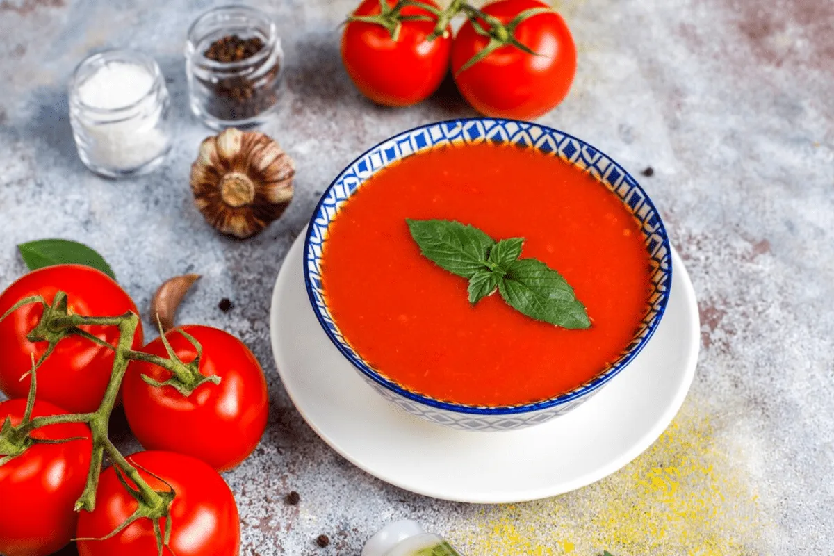 Manjericão fresco e tomates maduros se unem nesta Receita Tradicional de Sopa. Uma opção aconchegante e cheia de sabor para dias especiais ou aqueles momentos que pedem comfort food.