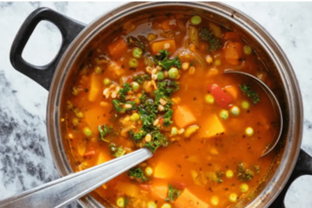 Descubra como preparar a autêntica Sopa Minestrone, repleta dos sabores da Toscana, no conforto da sua casa. Uma receita saudável e deliciosa!