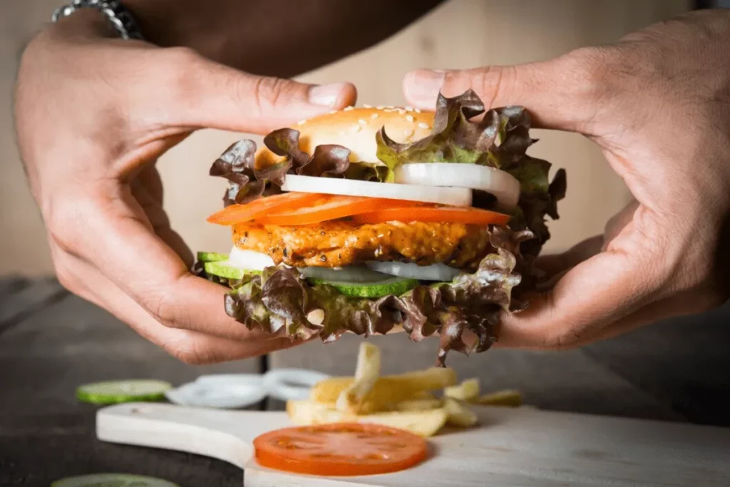 Descubra a deliciosa e nutritiva alternativa dos Vegan Burgers! Feitos com ingredientes à base de plantas, esses hambúrgueres são uma opção saudável e saborosa para todos os paladares. Desfrute de sabores naturais e texturas irresistíveis, enquanto cuida da sua saúde e do planeta. Com os Vegan Burgers, você pode saborear uma refeição cheia de nutrientes e ainda contribuir para um estilo de vida mais consciente. Satisfaça seus desejos culinários sem abrir mão do bem-estar. Aventure-se no universo vegetariano e surpreenda-se com o prazer de saborear!